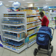 За покупками (от детского питания и памперсов до одежды и колясок) в супермаркеты "Счастливое детство" приезжают жители всех районов Курска