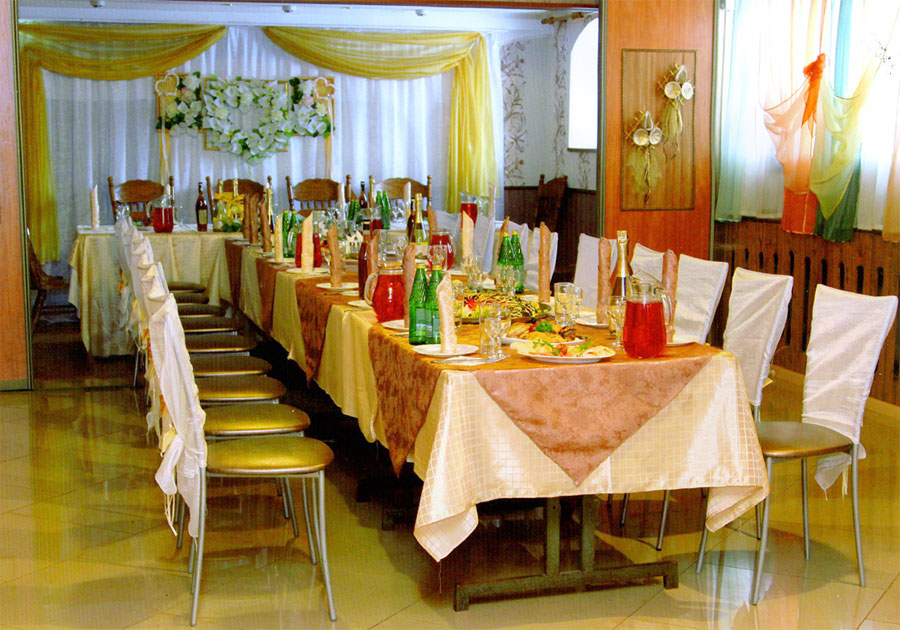 «Трактир Моква» проводит в Курске различные праздничные и семейные мероприятия: свадьбы, дни рождения, юбилеи, корпоративы, вечеринки и презентации