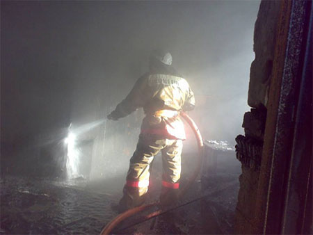 Огнеборцы потушили пожар через три часа Огнеборцы потушили пожар через три часа