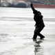 Мужчина утонул в Сейме, провалившись под лед
