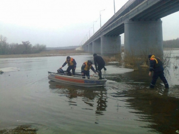 Водолазы извлекли со дна реки труп мальчика Водолазы извлекли со дна реки труп мальчика