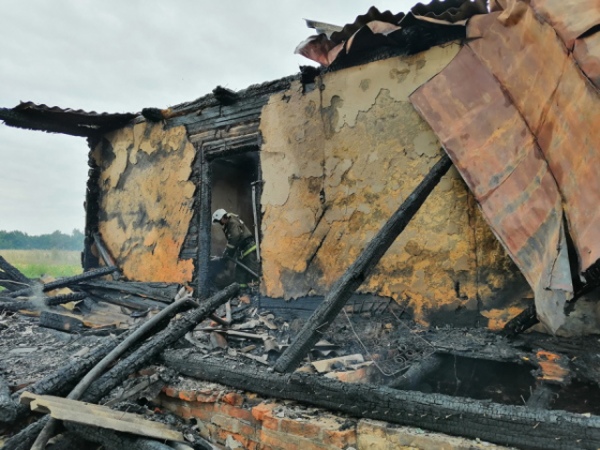 В сгоревшем доме в деревне Суходол пожарные нашли трупы женщины и детей В сгоревшем доме в деревне Суходол пожарные нашли трупы женщины и детей