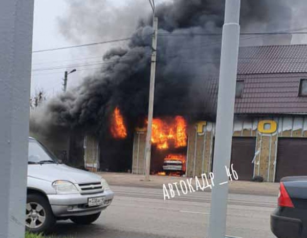 В гараже сгорели два автомобиля ВАЗ-2115 В гараже сгорели два автомобиля ВАЗ-2115