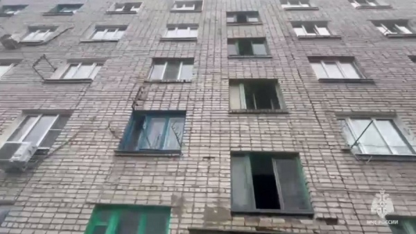 В подъезде из-за пожара началось сильное задымление В подъезде из-за пожара началось сильное задымление