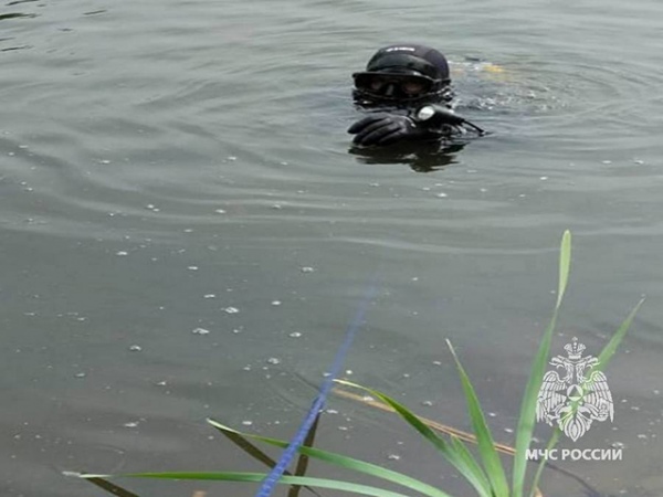 Тело курянина вытащили из воды водолазы аварийно-спасательной службы Тело курянина вытащили из воды водолазы аварийно-спасательной службы
