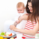 Чем должна питаться молодая мама. Какие продукты не повредят малышу?