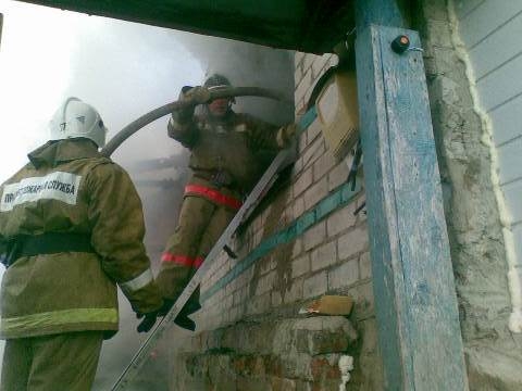Сосед спас трехлетнего мальчика до приезда спецподразделений Сосед спас трехлетнего мальчика до приезда спецподразделений