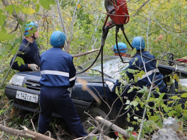 Автомобиль покатился в овраг и упал за деревья, растущие внизу Автомобиль покатился в овраг и упал за деревья, растущие внизу