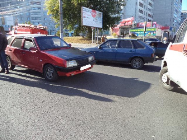 На улице Дзержинского под колеса угодила 18-летняя девушка На улице Дзержинского под колеса угодила 18-летняя девушка