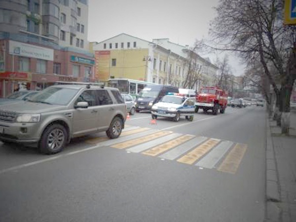 В центре Курска внедорожник сбил мужчину на «зебре» В центре Курска внедорожник сбил мужчину на «зебре»