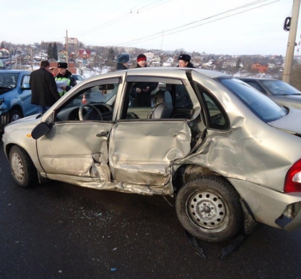 Дорогу не поделили «Лада Калина», «Mitsubishi», «Лада Ларгус» и «Nissan» Дорогу не поделили «Лада Калина», «Mitsubishi», «Лада Ларгус» и «Nissan»