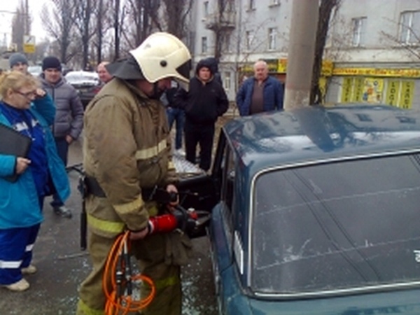В аварию попал ВАЗ-2106 В аварию попал ВАЗ-2106