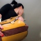 23-летняя курянка украла сумку с деньгами у другой девушки