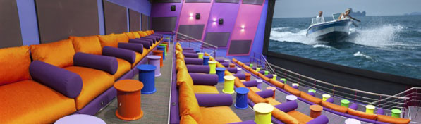 Для тех, кто хочет уединиться своей компанией, — кинозалы «Комфорт» от 25 зрительских мест, с мягкими, удобными диванами для каждого посетителя, дизайнерскими столиками и большим расстоянием между рядами