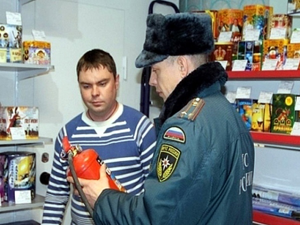 Ведется контроль за продажей пиротехнических изделий. Сотрудники МЧС проводят рейды по магазинам, где торгуют такой продукцией Ведется контроль за продажей пиротехнических изделий. Сотрудники МЧС проводят рейды по магазинам, где торгуют такой продукцией