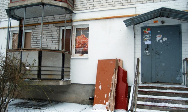В момент хлопка около окон квартиры проходили три человека. В момент хлопка около окон квартиры проходили три человека.