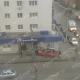 В центре Курска машина сбила пешеходов на тротуаре