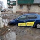 В Курске на ПЛК провалился в огромную яму автомобиль такси