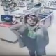В Курске полиция ищет женщину, подозреваемую в краже у посетителя магазина