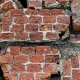 Трое детей в Курской области пытались сломать стену старого дома, она рухнула на них