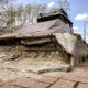 В Курске разрушается отремонтированный в прошлом году постамент памятника Героям-танкистам