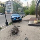 В Курске автомобиль такси едва не протаранил здание отеля