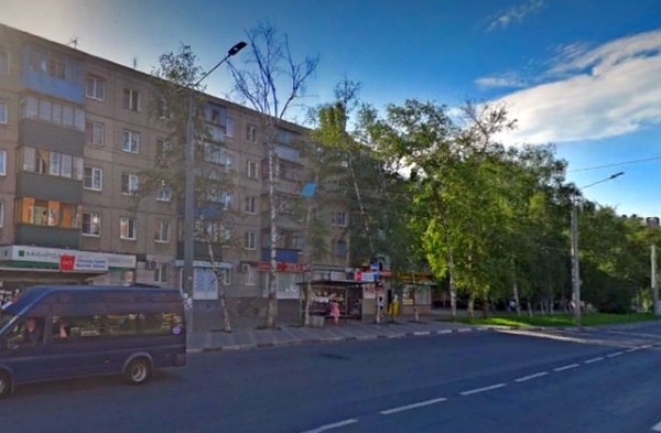 Судя по фото на Яндекс.Картах, сухие деревья возле дома №66/2 и остановки стояли с 2020 года