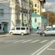 В центре Курска машина сбила дорожный знак на перекрестке