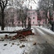 В Курске на улице Павлова экскаватор снёс старую колонну