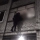 В Курске полицейские спасли застрявшую за балконом многоэтажки девушку