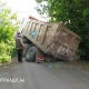 В Курске грузовик провалился в яму в асфальте