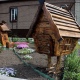 Житель Курской области построил перед домом избушку на курьих ножках