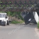 В Курске развалился фургон, зацепившись за мост