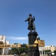 В Курске на Театральной площади моют памятник Пушкину