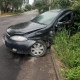 В центре Курска после аварии машину выкинуло с дороги