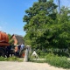 В Курске на улице Золотой коммунальщики откачивают воду из нового провала на дороге
