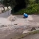 В Курске потоком воды смыло переходившего дорогу мужчину