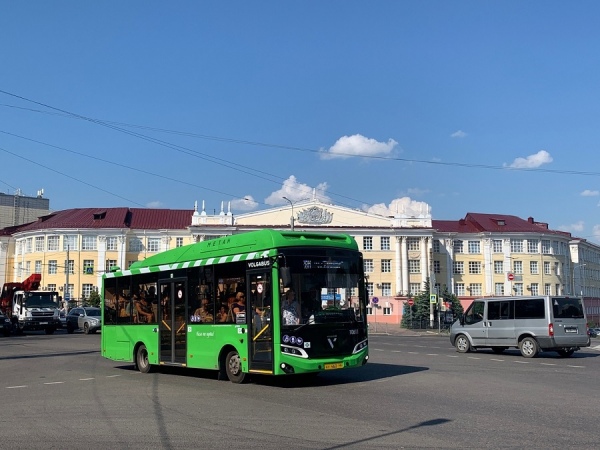 Как только автобус выехал на площадь Перекальского, интерент появился