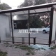 В Курске вандалы разбили стеклянную остановку