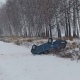 В Курской области с заснеженной трассы машина улетела в кювет и перевернулась