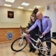Глава областного следствия подарил юной курянке велосипед