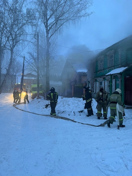 Сотрудник администрации Курской области спас женщину на пожаре