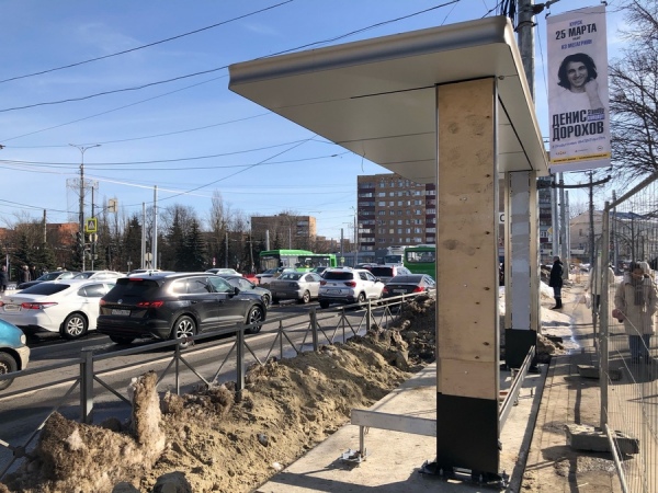 В Курске на улице Карла Маркса монтируют новые трамвайные остановки