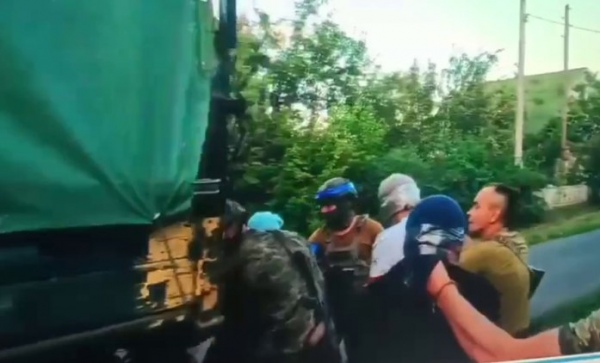 Кадры погрузки солдатами ВСУ в грузовики мирных жителей в селе Гончаровка на окраине Суджи Кадры погрузки солдатами ВСУ в грузовики мирных жителей в селе Гончаровка на окраине Суджи