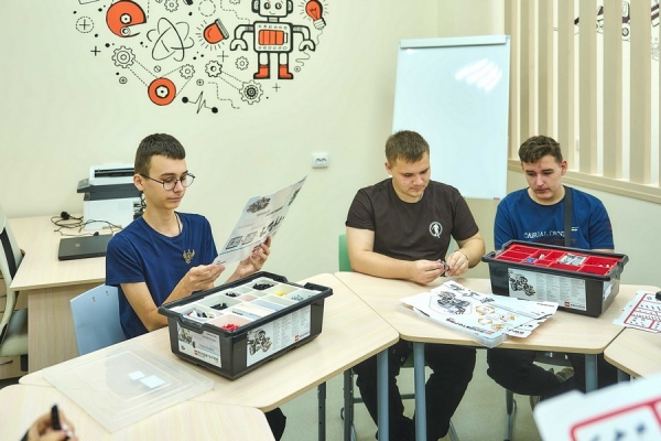 В Центре сетевого взаимодействия школы №6 для детей оборудованы классы электротехники, робототехники, автодела. Компания «Металлоинвест» направила 13,4 миллиона рублей в рамках социально-экономического партнерства с Железногорском и Курской областью В Центре сетевого взаимодействия школы №6 для детей оборудованы классы электротехники, робототехники, автодела. Компания «Металлоинвест» направила 13,4 миллиона рублей в рамках социально-экономического партнерства с Железногорском и Курской областью