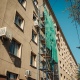В Курске пострадавшем в результате атаки БПЛА доме на Красной площади заменят 15 окон