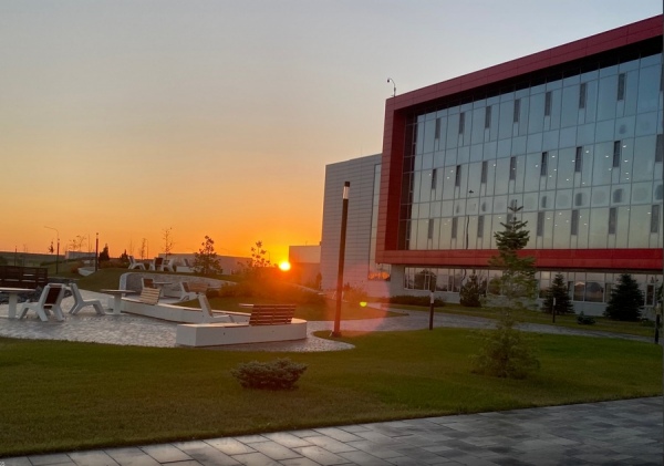 Снимок курянина Сергея Стещенко стал победителем корпоративного фотоконкурса «Страна «Мираторг». Пойманный в объектив фотокамеры закат в декорациях завода «Мираторга» в Октябрьском районе жюри признало лучшей работой Снимок курянина Сергея Стещенко стал победителем корпоративного фотоконкурса «Страна «Мираторг». Пойманный в объектив фотокамеры закат в декорациях завода «Мираторга» в Октябрьском районе жюри признало лучшей работой