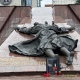 В Курске в память о погибших в Рыльске несут цветы к монументу «Скорбящая мать»