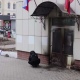 В Курске 70-летняя пенсионерка облила горючим дверь МФЦ и подожгла