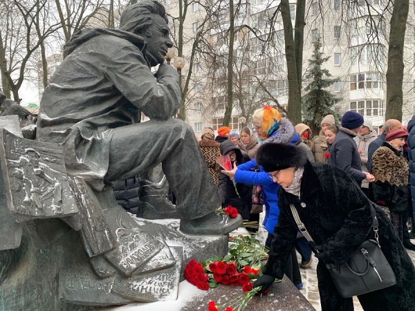 Начались юбилейные мероприятия с возложения цветов к памятнику Мастеру Начались юбилейные мероприятия с возложения цветов к памятнику Мастеру